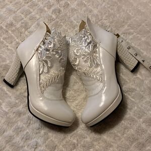 Aiyaya shoes New in Box . Stunning so much detail size 9